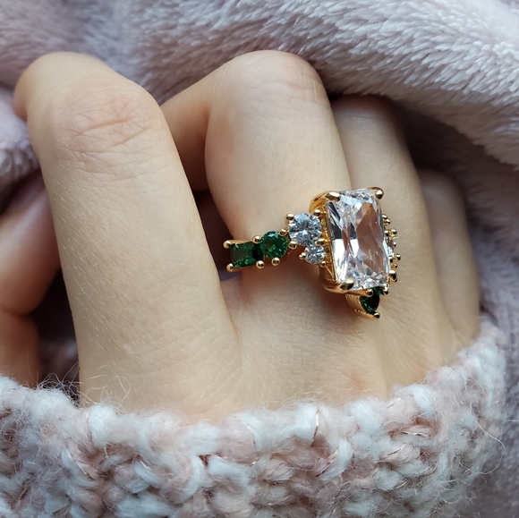 NWT Gorgeous Emerald Cut White Sapphire Ring - Picture 11 of 12